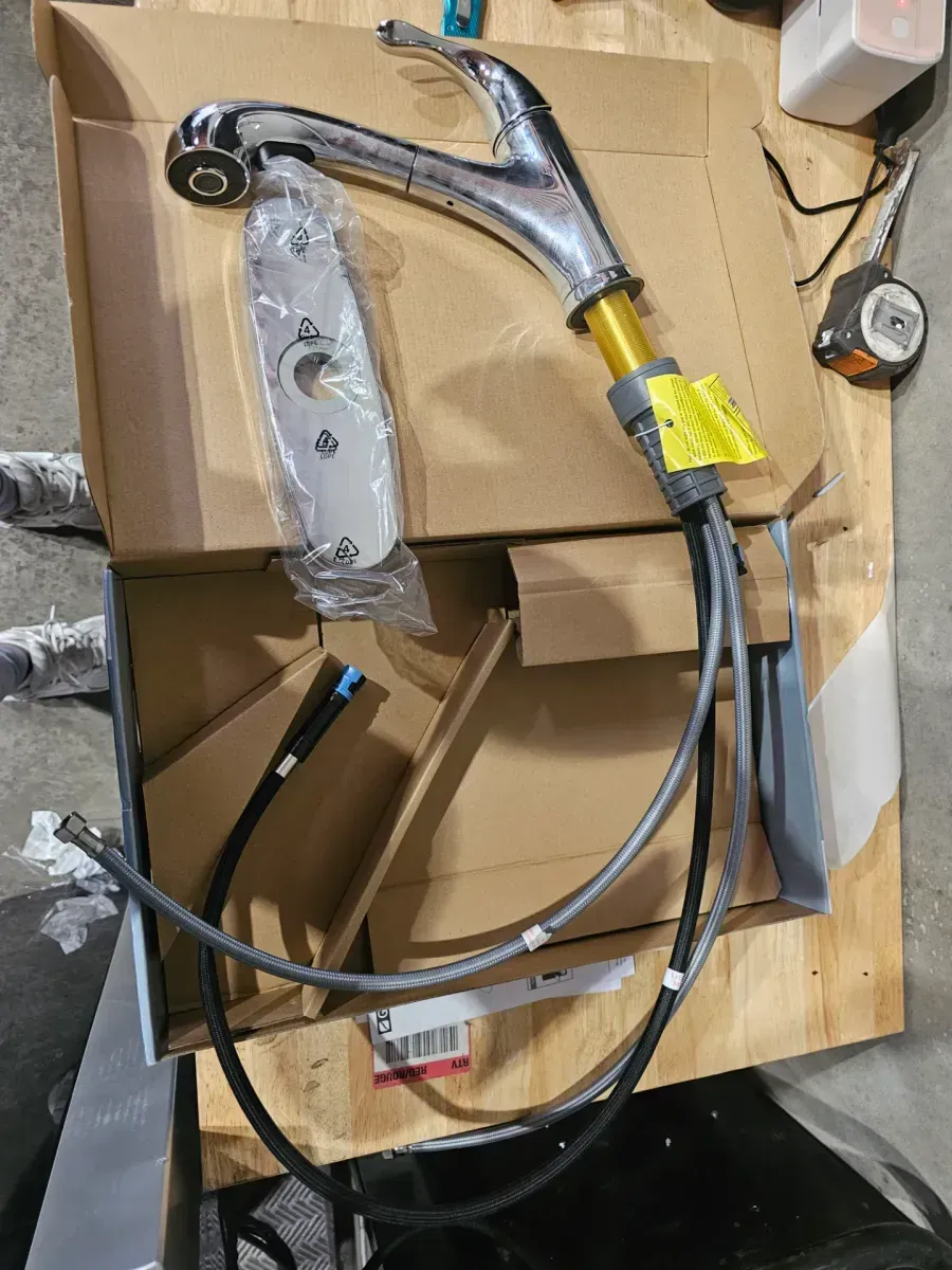 Market Single-Handle Pull-Out Sprayer Kitchen Faucet in Polished Chrome - image 2