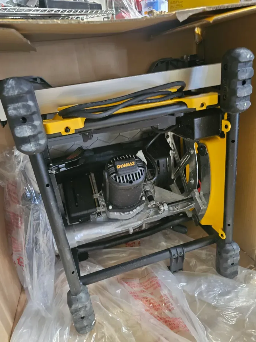 DEWALT 8-1/4 in. Compact Jobsite Table Saw - image 3