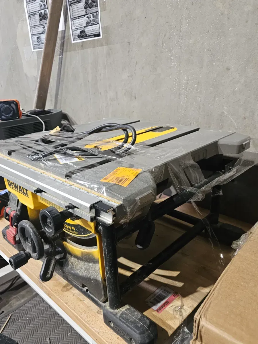 DEWALT 8-1/4 in. Compact Jobsite Table Saw - image 5