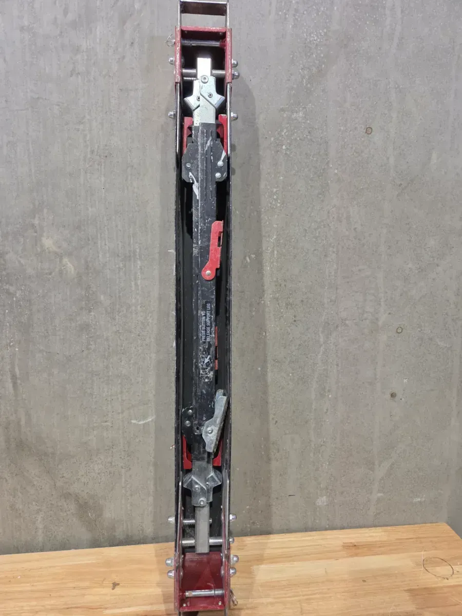 Husky 25.5 in. x 42.5 W/25.5 in. to 32.5 in. H Adjustable Saw Horse and Jobsite Table with 1300 lbs. Capacity - 1 Each - image 3