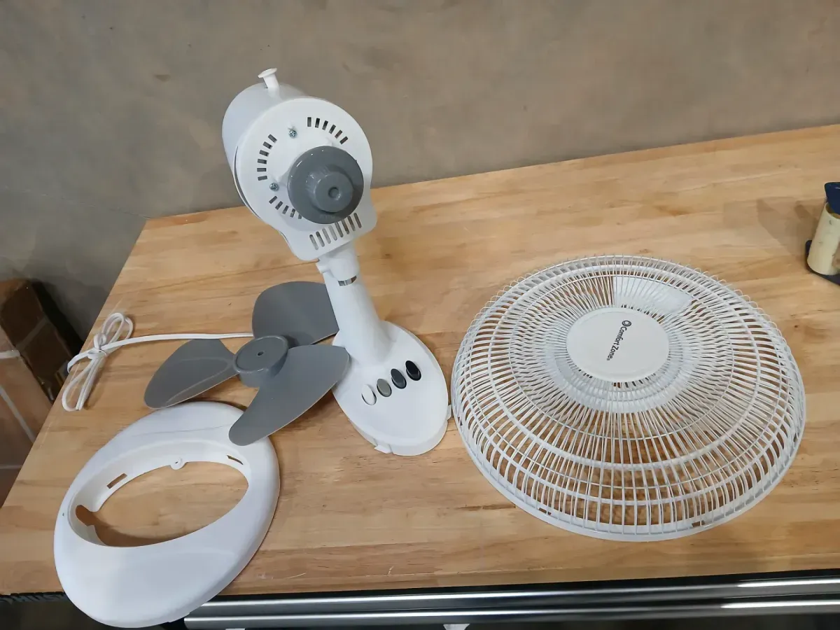 12 in. Oscillating Table Fan - image 3