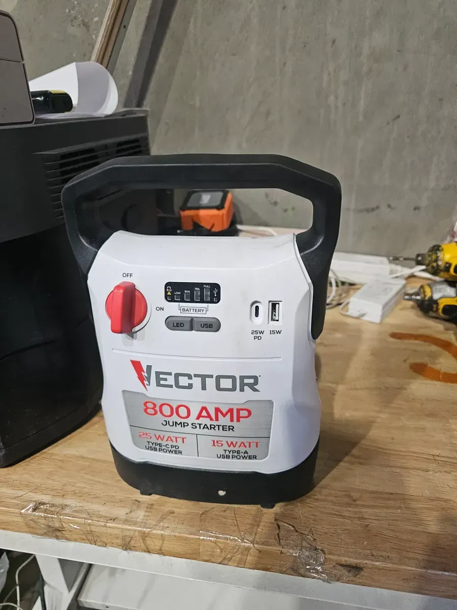 800 Amp Jump Starter with USB Power - image 3