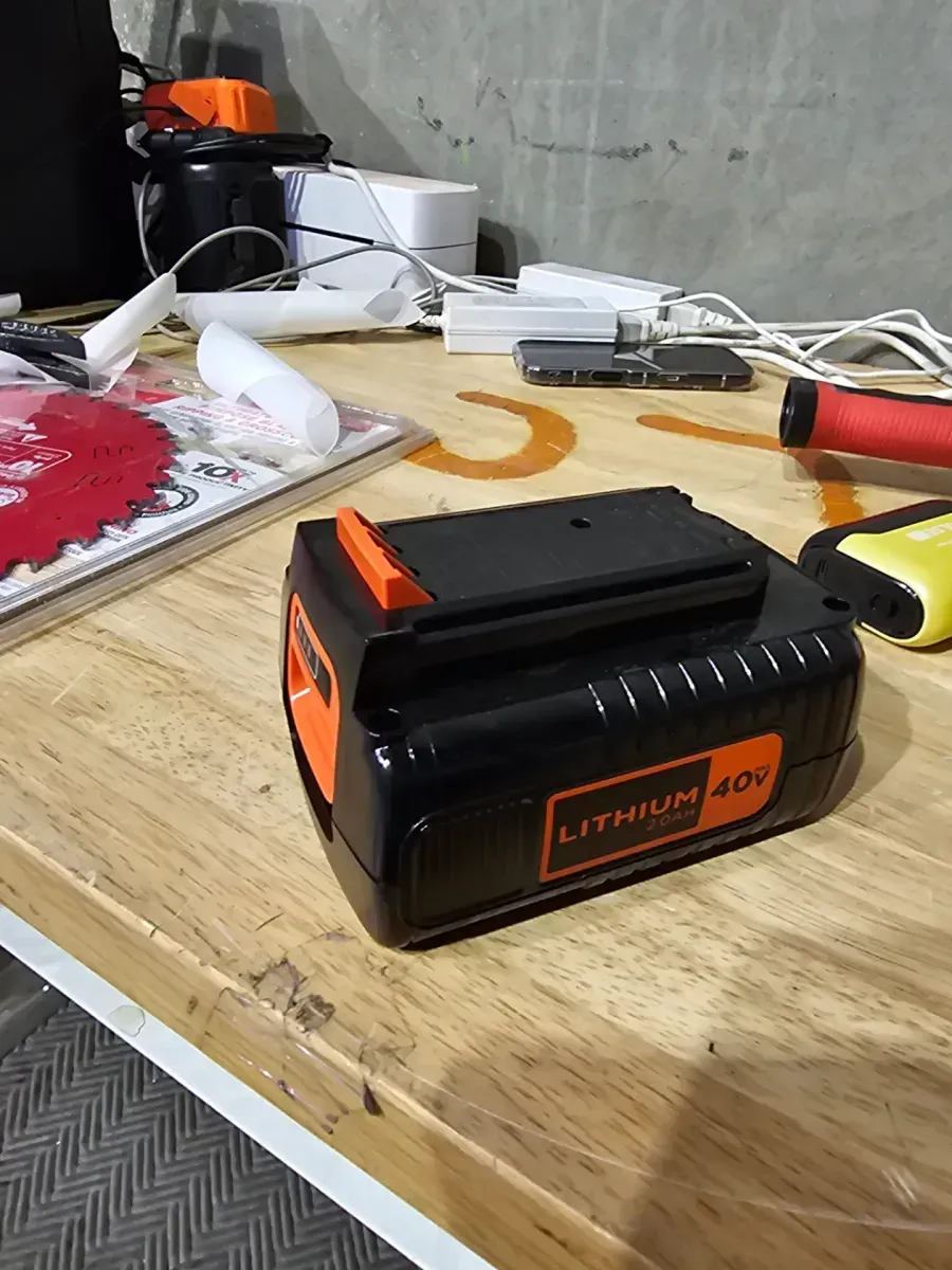 40V MAX* 2.0 Ah Lithium Ion Battery - image 2
