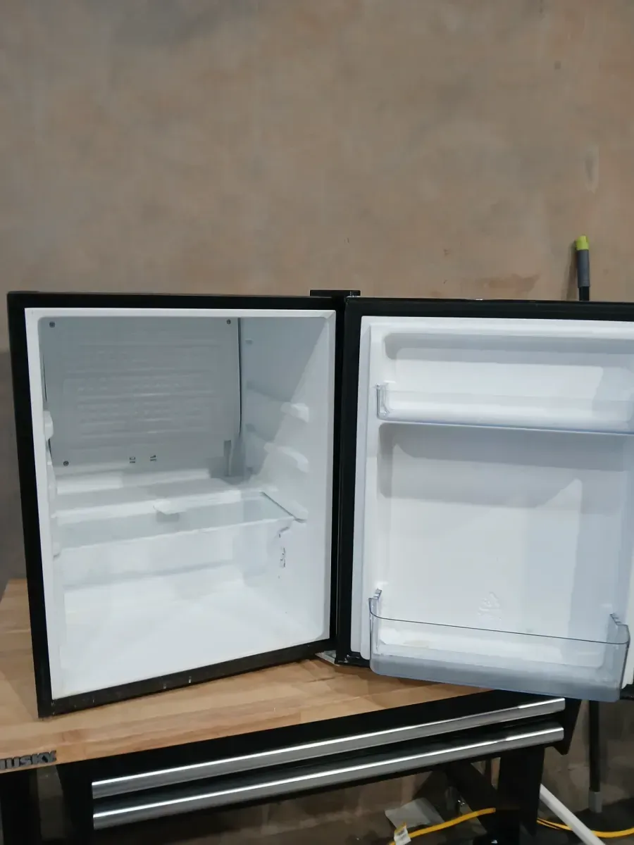 2.6 cf Compact Fridge with Black Color - image 4
