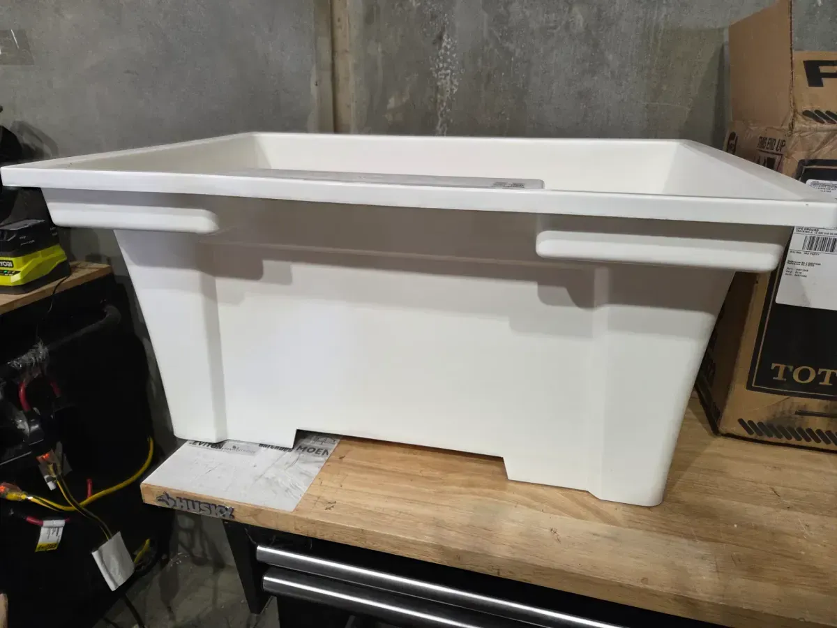 32 in. x 22 in. White Freestanding Utility/Laundry Sink - image 3