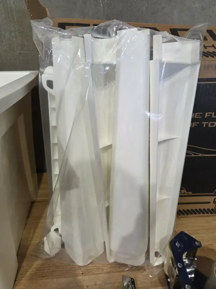 32 in. x 22 in. White Freestanding Utility/Laundry Sink - image 4