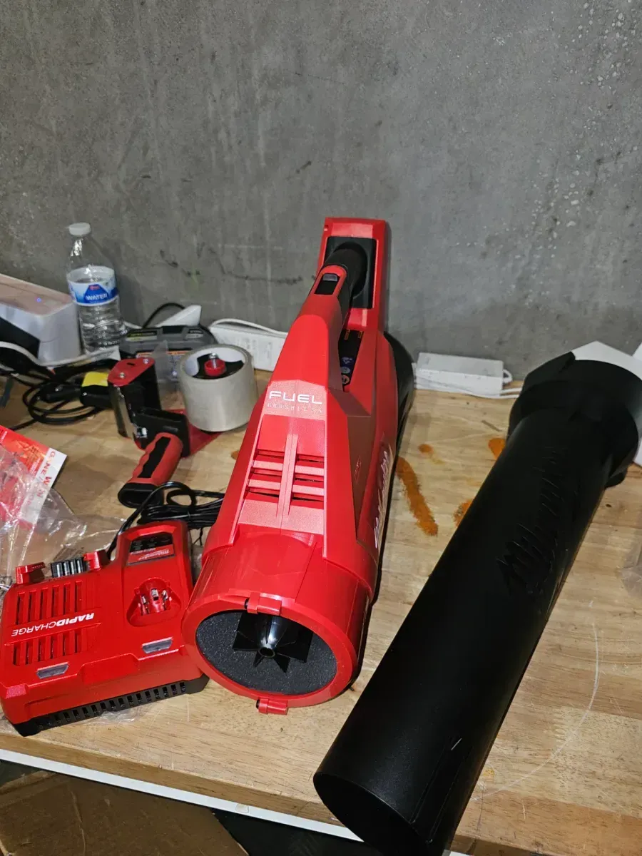 *** No baterry *** M18 FUEL 120 MPH 500 CFM 18V Brushless Rapid Charger  - image 2