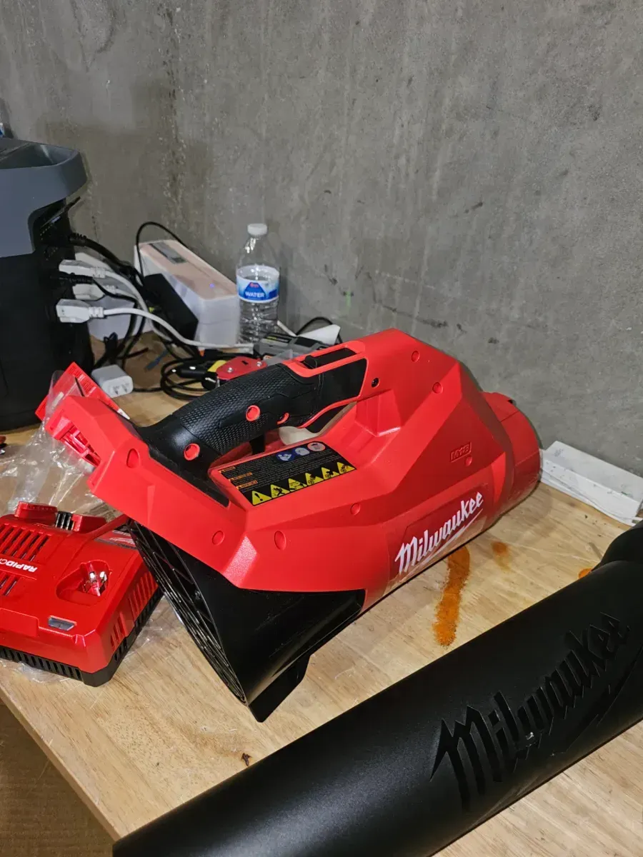 *** No baterry *** M18 FUEL 120 MPH 500 CFM 18V Brushless Rapid Charger  - image 3