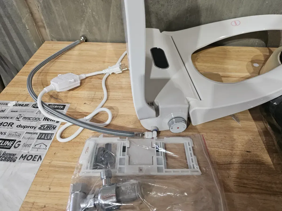 Smart Bidet Toilet Seat with Automatic Opening/Closing Cover - image 5