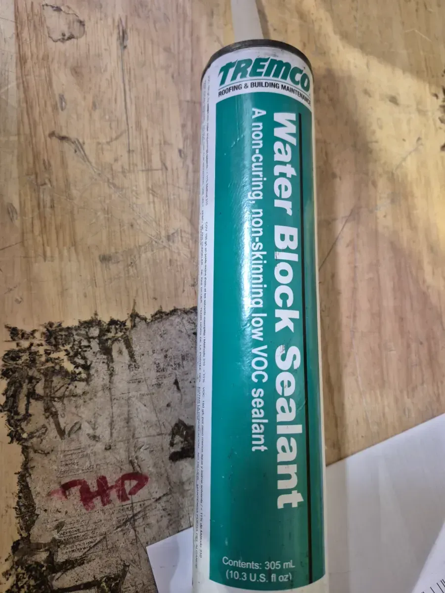 10.1 oz. Gray Vulkem 116 Exterior Polyurethane Sealant - image 3