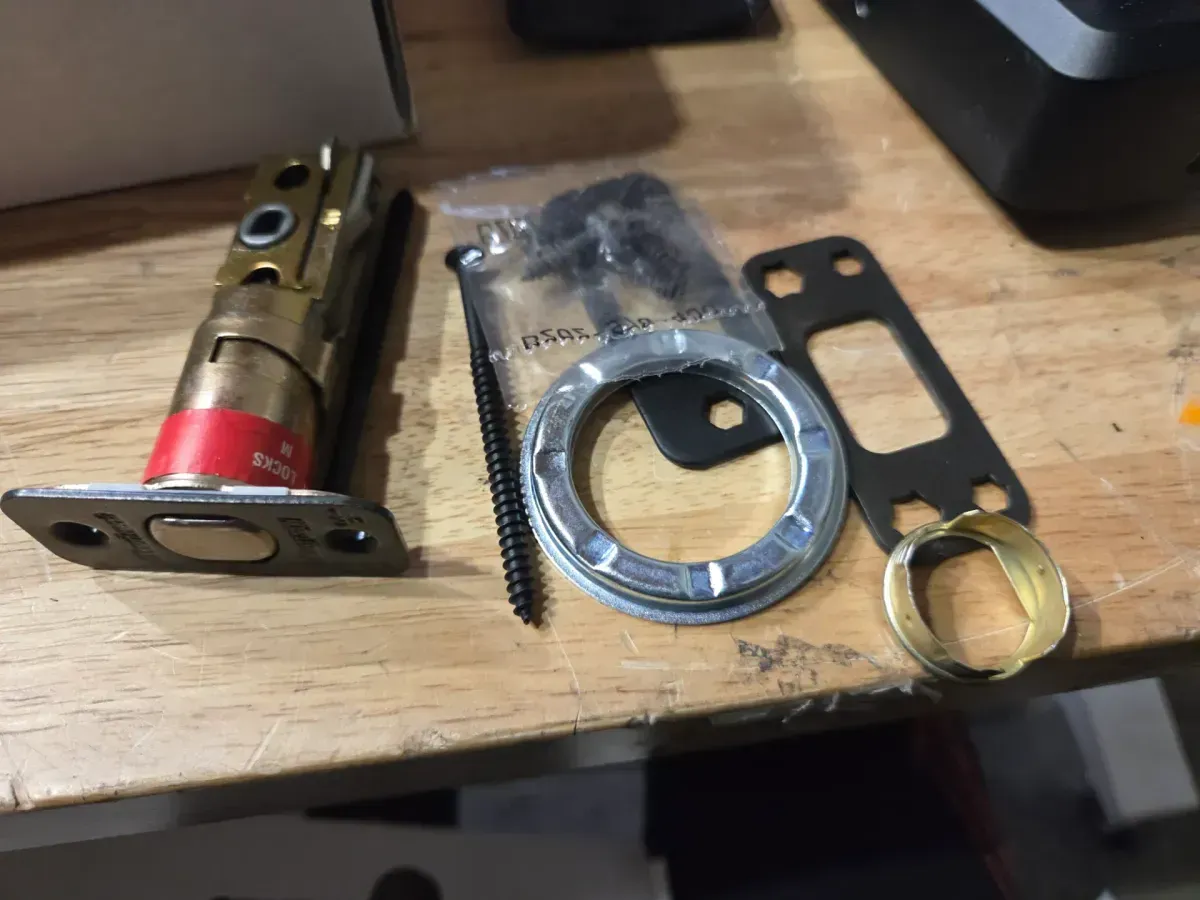 It does not come with keys.HALO Venetian Bronze Single-Cylinder Keypad Electronic Smart Lock Deadbolt featuring SmartKey, Touchscreen and WiFi - image 4