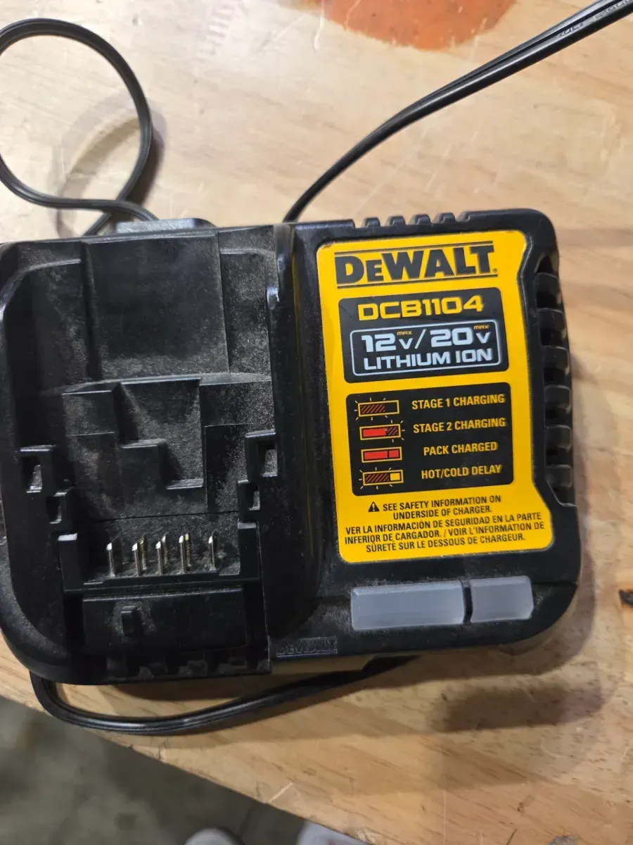 20V MAX Charger - image 1
