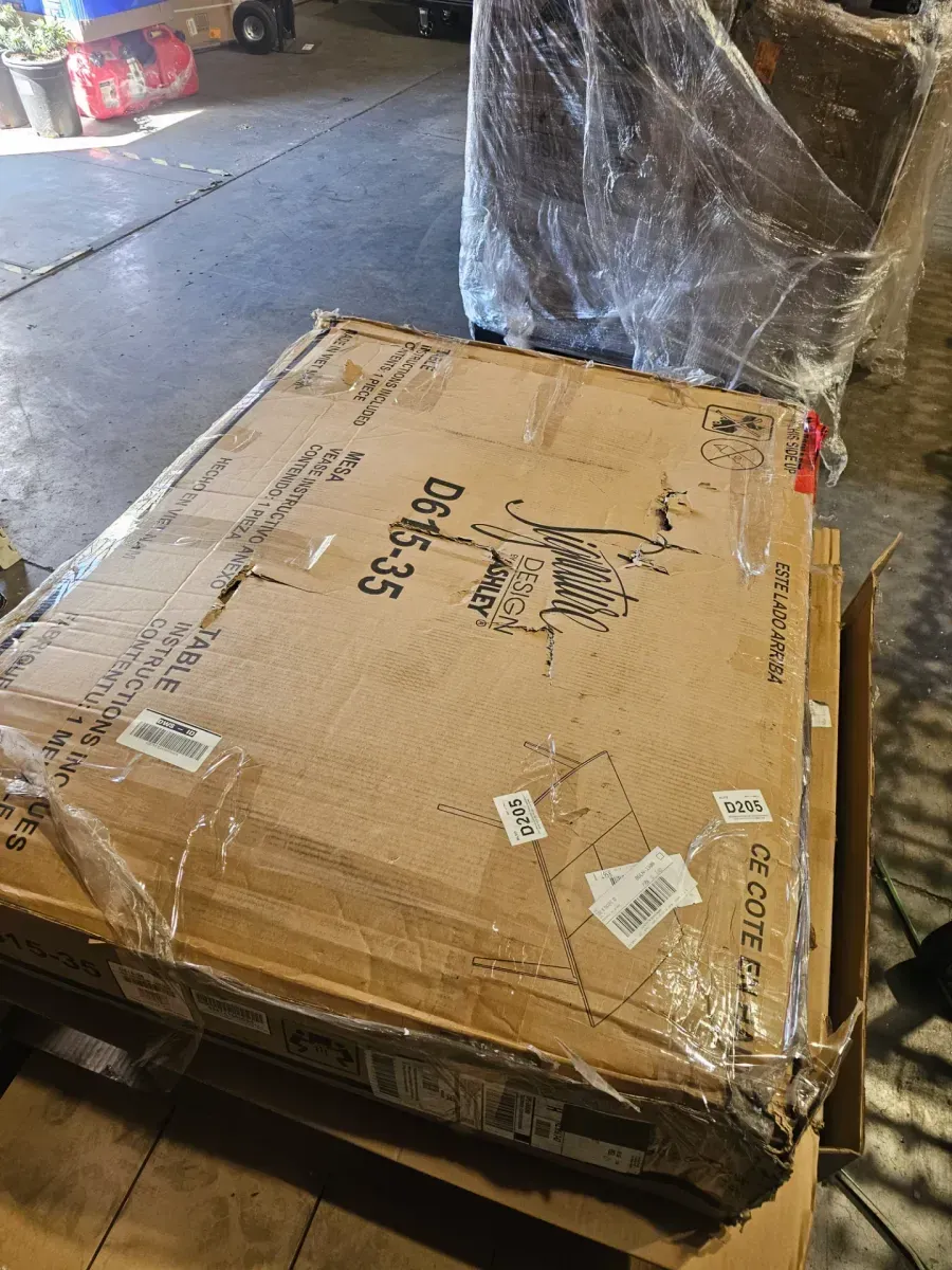 Mid-Century Modern Extendable Dining Table in Walnut Finish - image 5