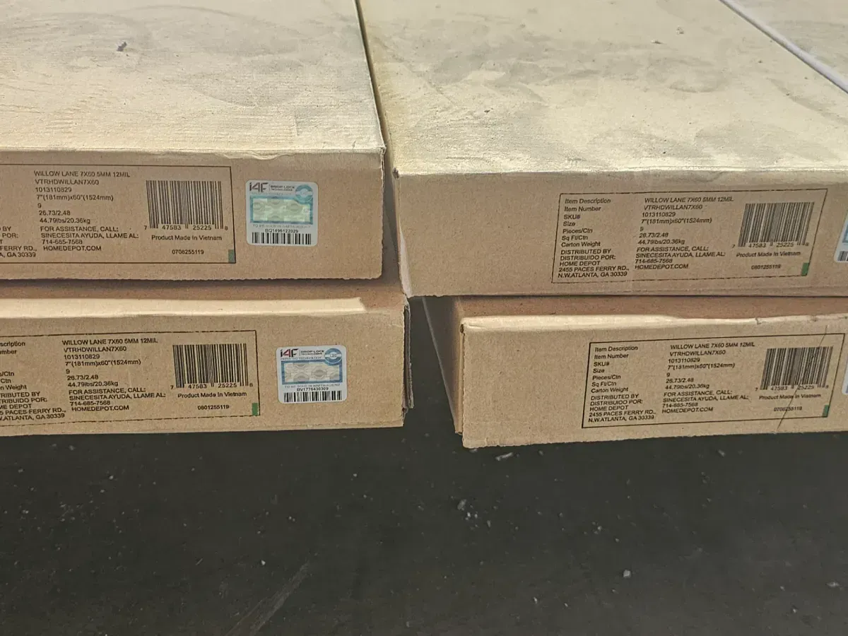 Light Natural Oak Wood-Look Flooring Planks - image 4