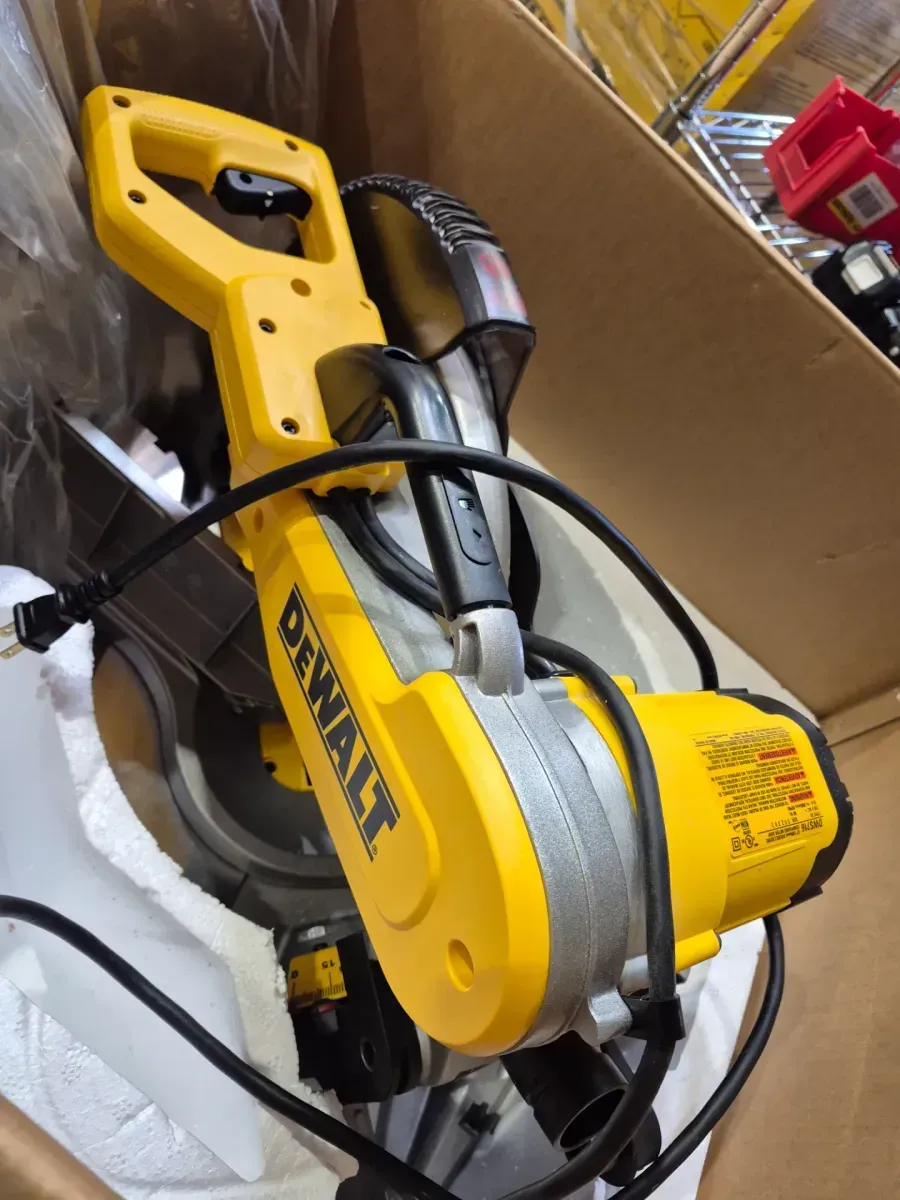 DeWalt DWS715 12-Inch Single-Bevel Compound Miter Saw (15 Amp Corded 12 in. Compound Double Bevel Miter Saw) - image 5