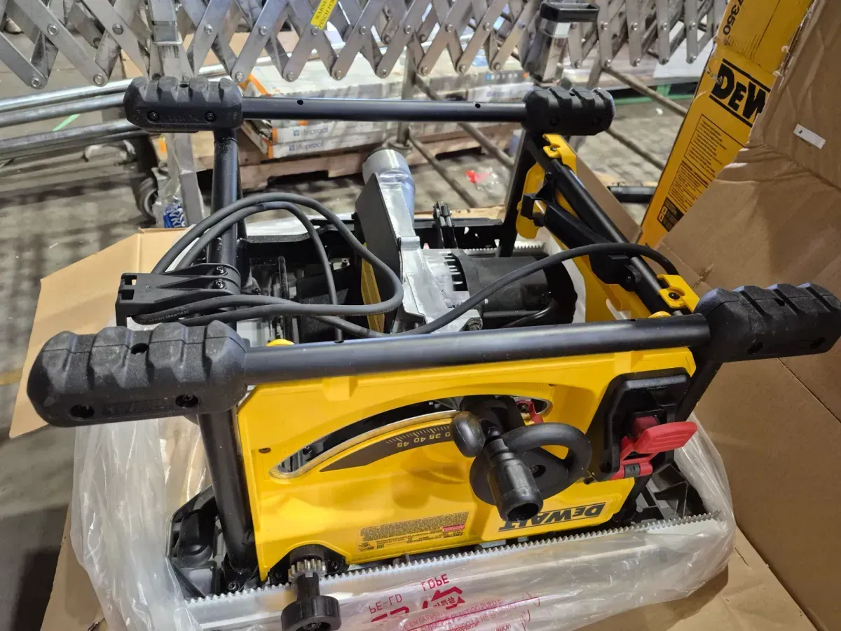 DeWalt Compact Jobsite Table Saw - image 4