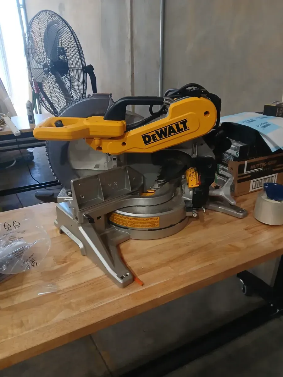 DeWalt DWS715 12-Inch Single-Bevel Compound Miter Saw (15 Amp Corded 12 in. Compound Double Bevel Miter Saw) - image 4