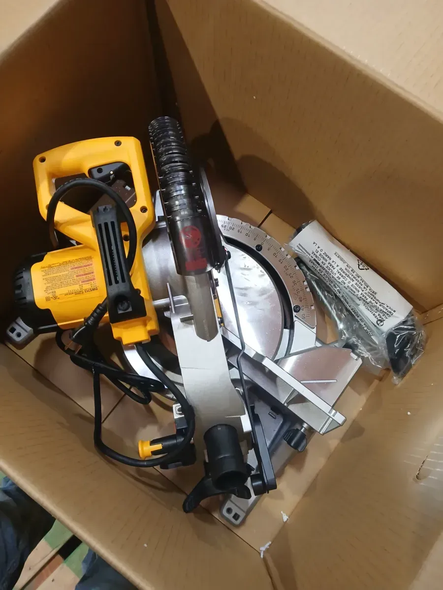 DEWALT 15 Amp Corded 10 in. Compound Single Bevel Miter Saw - image 3