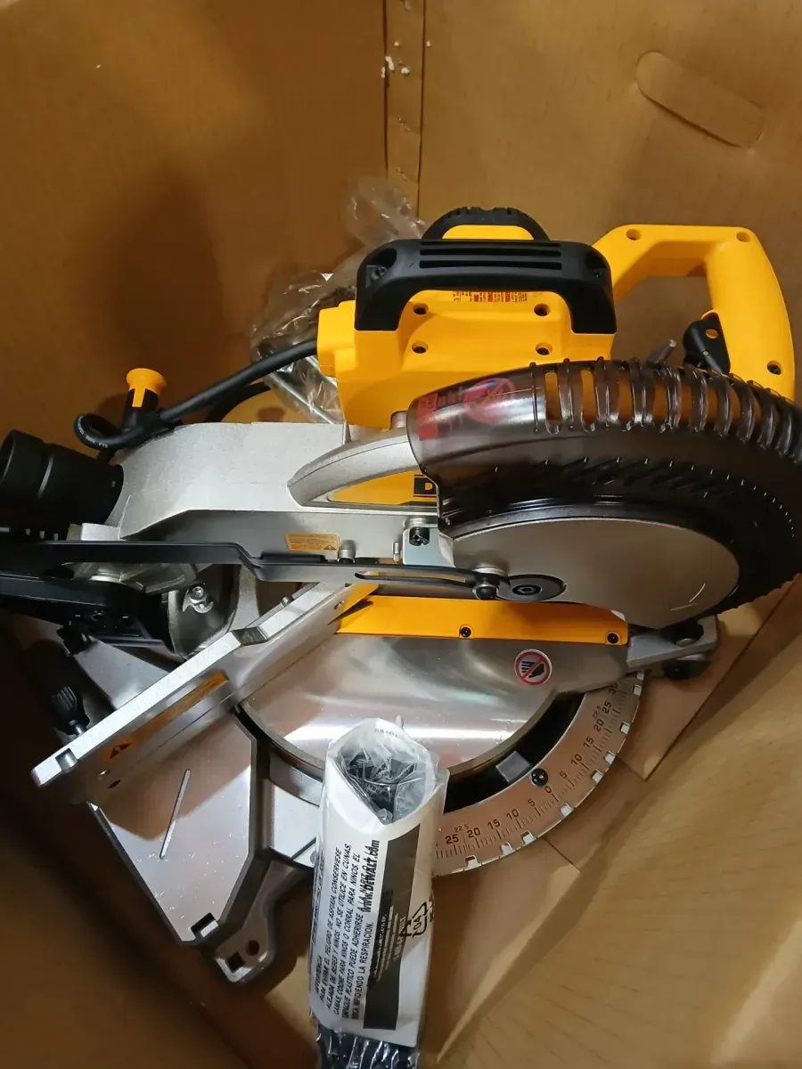 DEWALT 15 Amp Corded 10 in. Compound Single Bevel Miter Saw - image 3