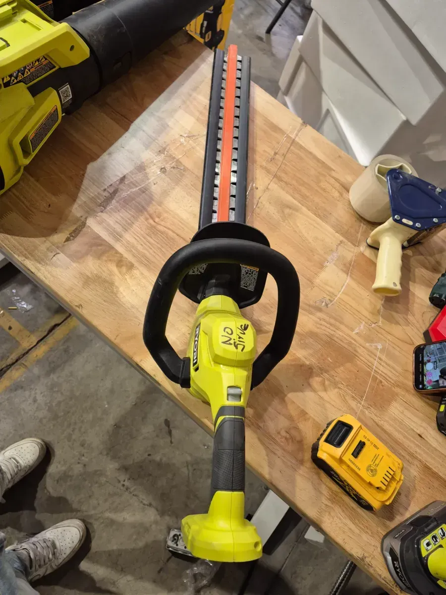 ***Not working ***ONE+ 18V 22 in. Lithium-Ion Cordless Hedge Trimmer with 2.0 Ah Battery and Charger - image 3