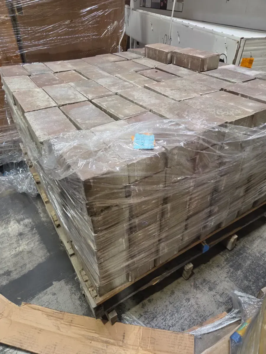 Pallet of Weathered Concrete Paver Bricks - image 2