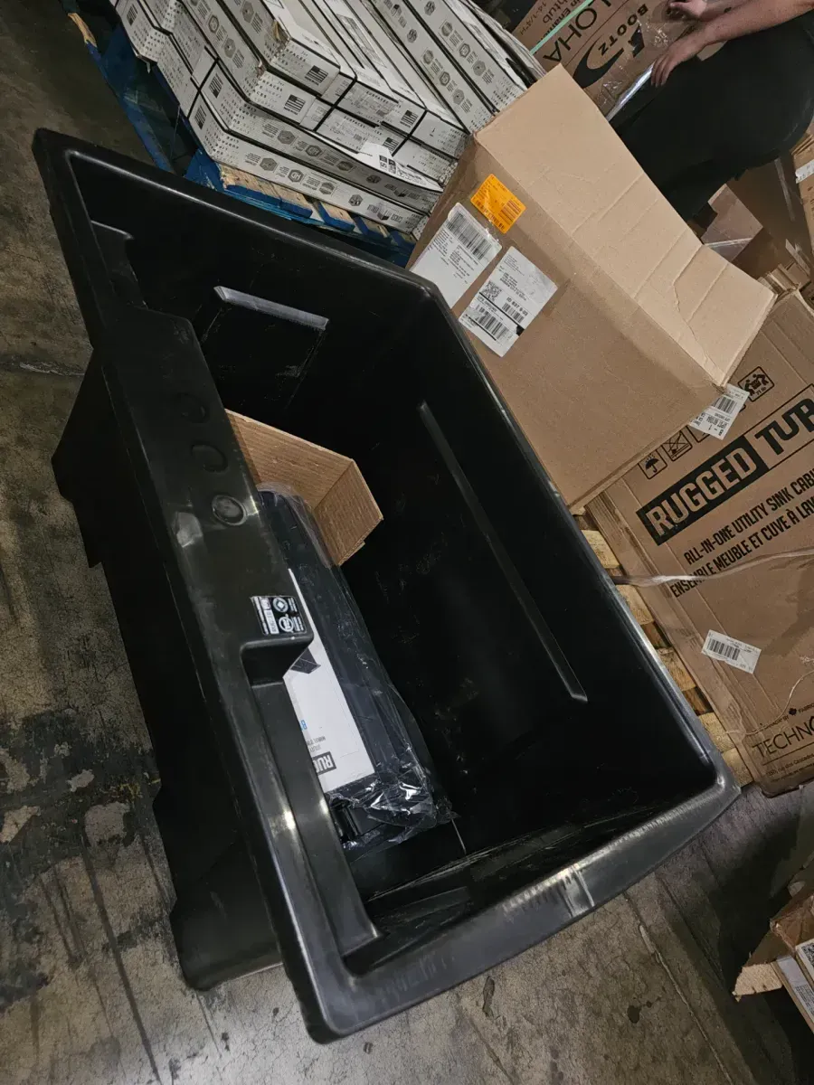 32 in. x 22 in. Black Freestanding Utility/Laundry Sink - image 4