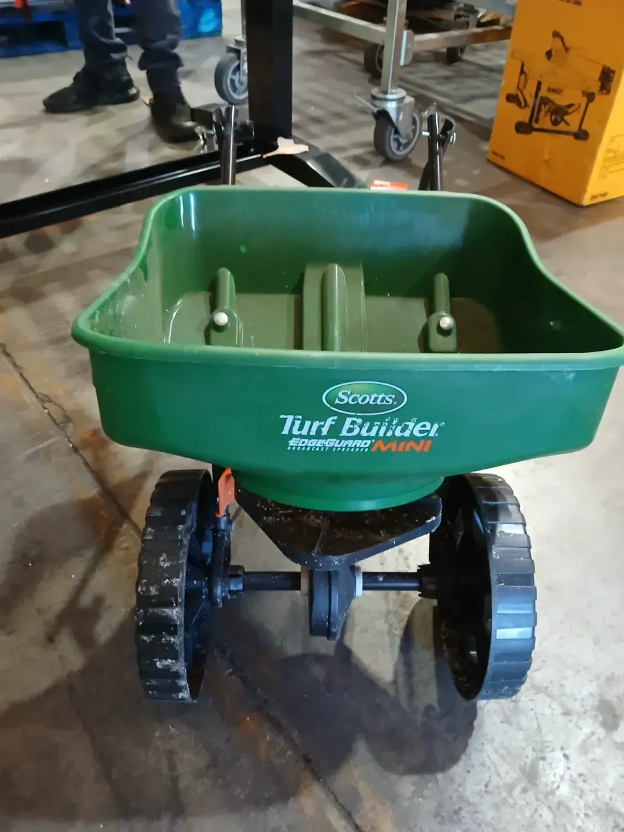Scotts Turf Builder Mini Broadcast Spreader - image 3