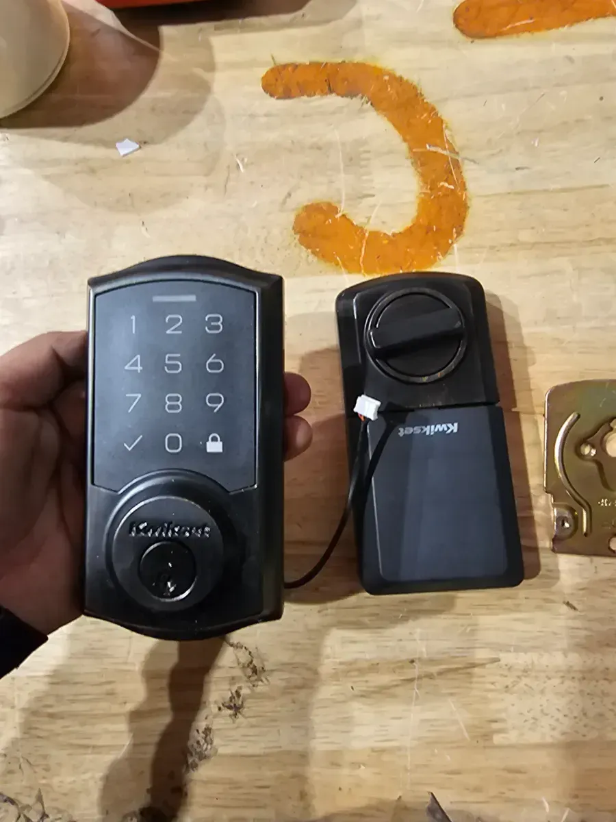 SmartCode 270 Traditional Venetian Bronze Touchpad Single Cylinder Electronic Deadbolt Featuring SmartKey Security - image 3