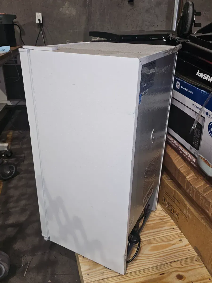 3.2 cu. ft. Retro Mini Fridge in White - image 3