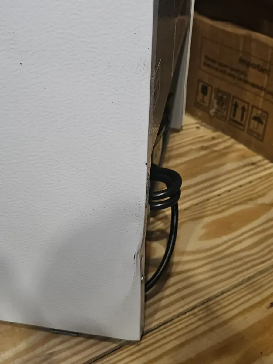 3.2 cu. ft. Retro Mini Fridge in White - image 4