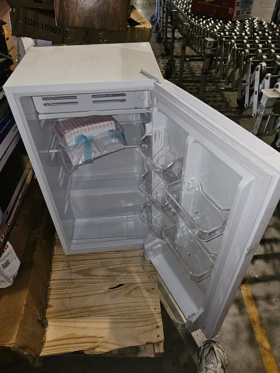3.2 cu. ft. Retro Mini Fridge in White - image 6