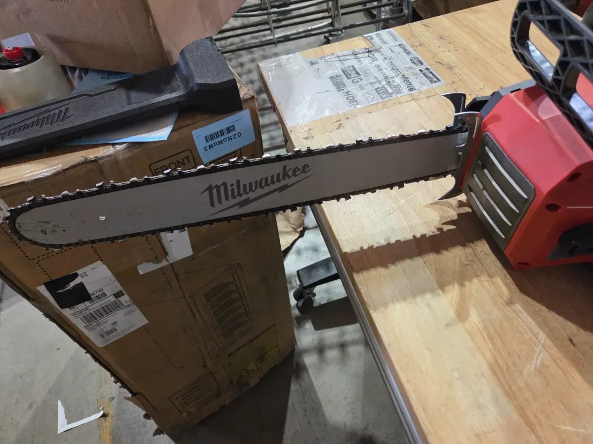 M18 FUEL 18V Brushless Cordless 20 in. Dual Battery Chainsaw Kit with (2) 8.0 Ah FORGE Batteries, Dual Bay Rapid Charger - image 3