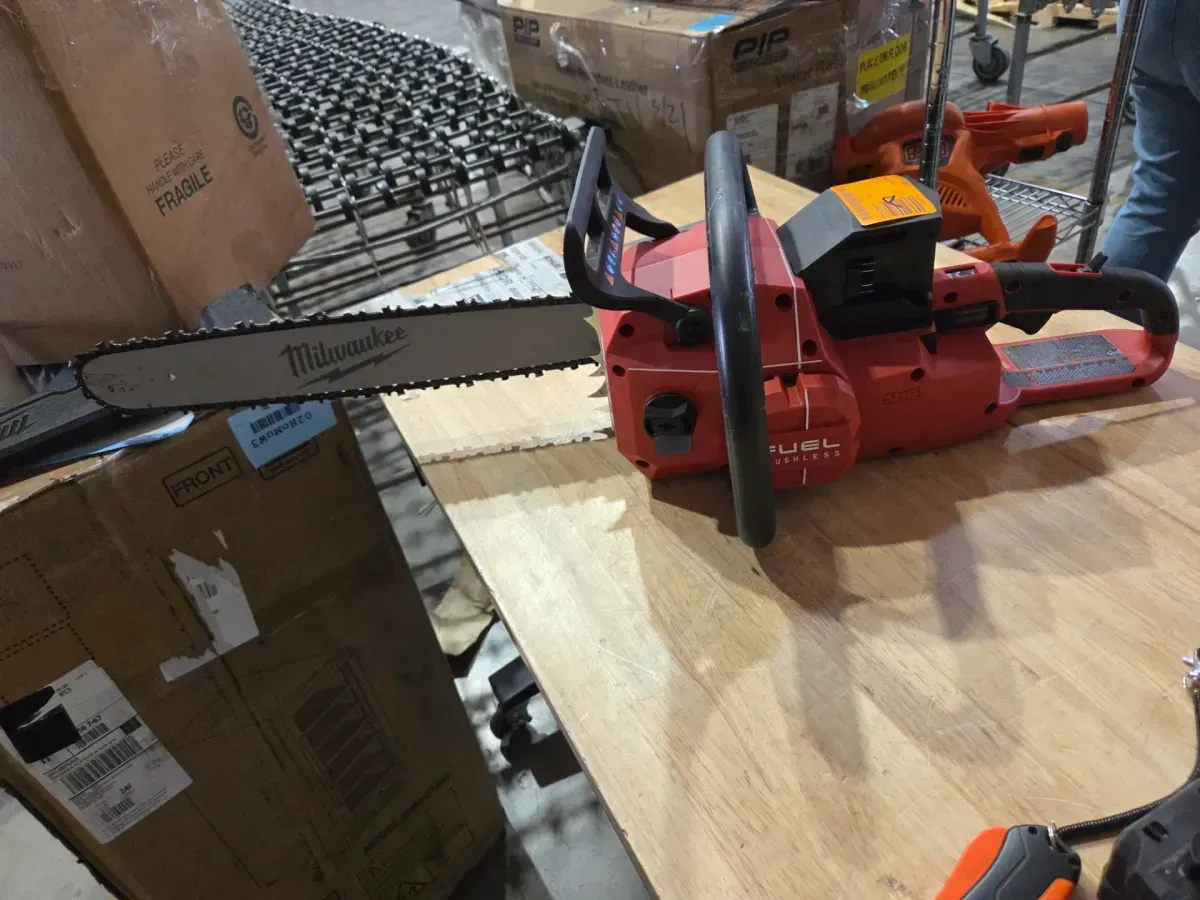 M18 FUEL 18V Brushless Cordless 20 in. Dual Battery Chainsaw Kit with (2) 8.0 Ah FORGE Batteries, Dual Bay Rapid Charger - image 4