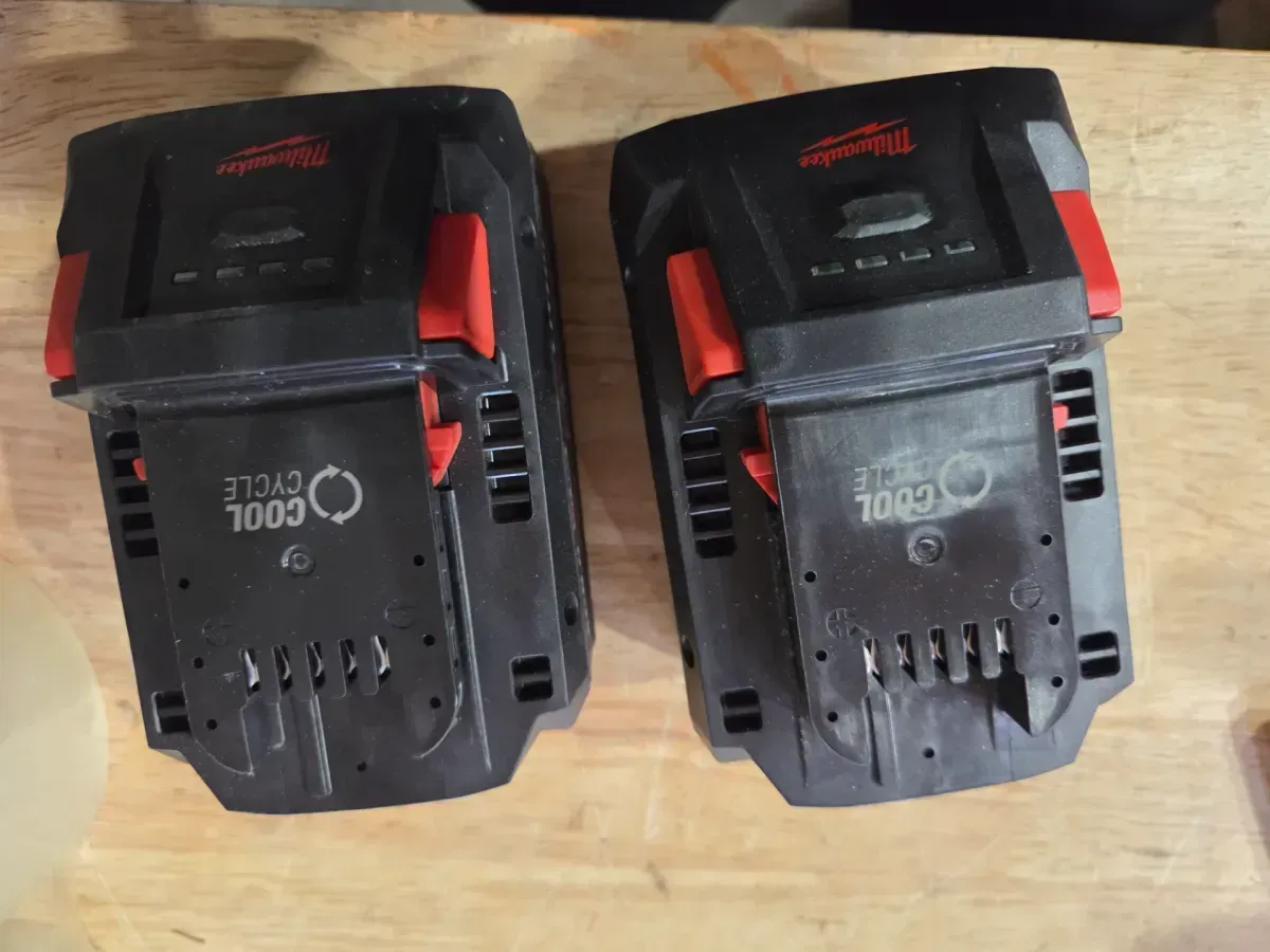 M18 FUEL 18V Brushless Cordless 20 in. Dual Battery Chainsaw Kit with (2) 8.0 Ah FORGE Batteries, Dual Bay Rapid Charger - image 5