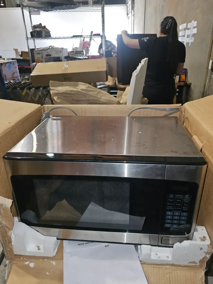 GE 1.1 Cu. Ft. Capacity Countertop Microwave Oven - image 4