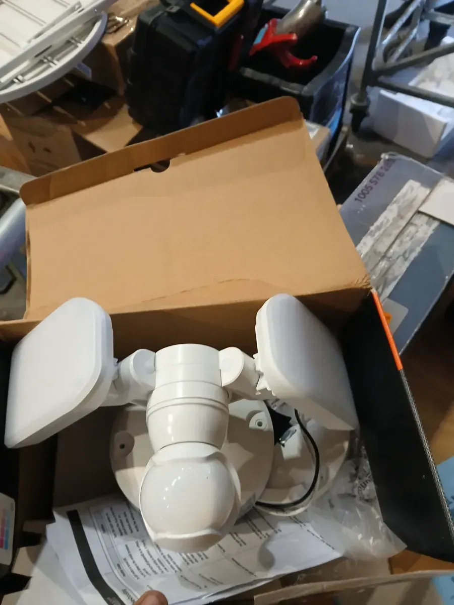 Maxdetect 240° Motion Sensor Wired Outdoor 2-Head LED Flood Light 2000-Lumens, Powered by Hubspace - image 3