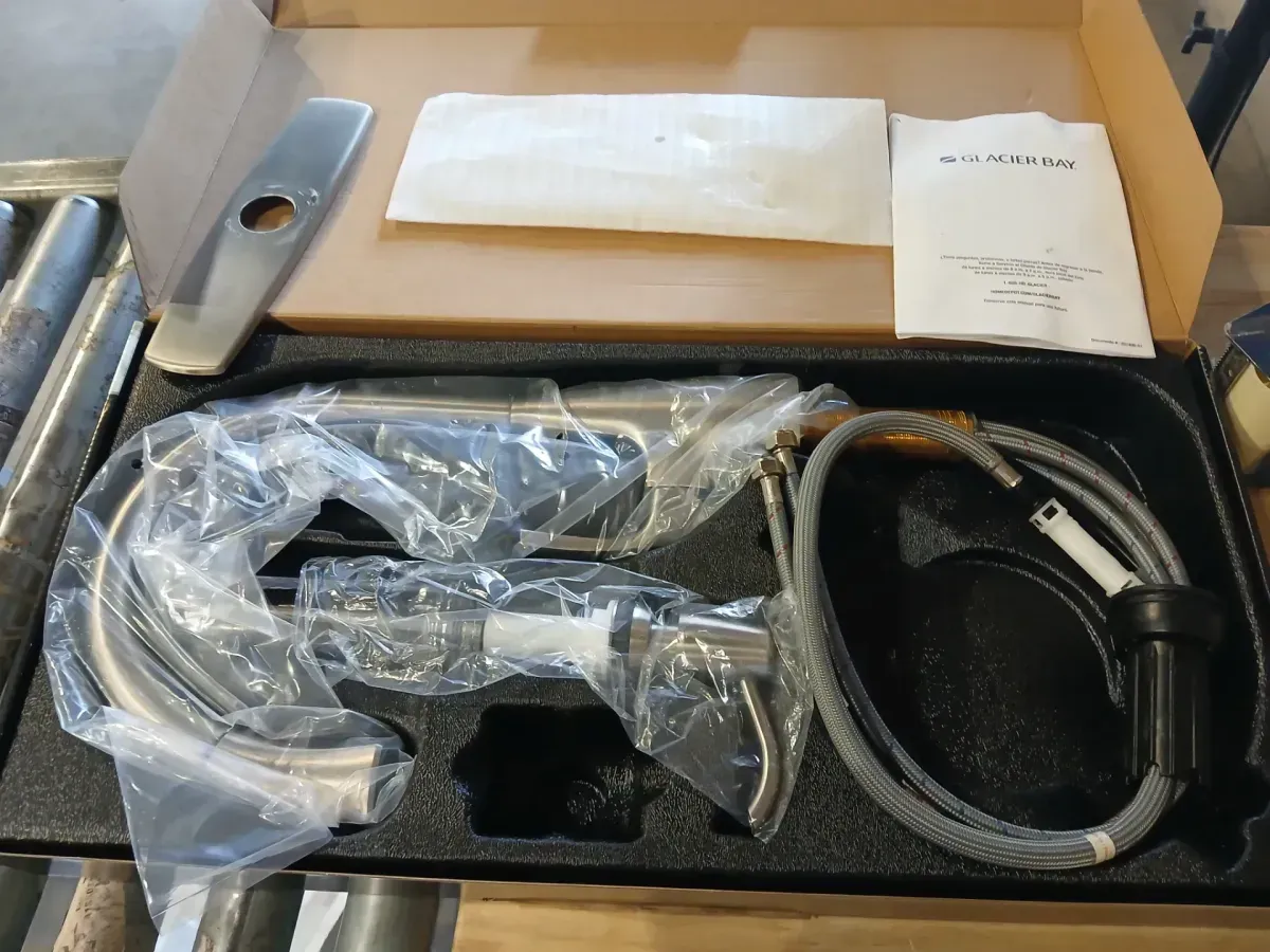 Calandine Single-Handle Pull-Down Sprayer Kitchen Faucet with soap dispenser in Spot Resist Stainless - image 4