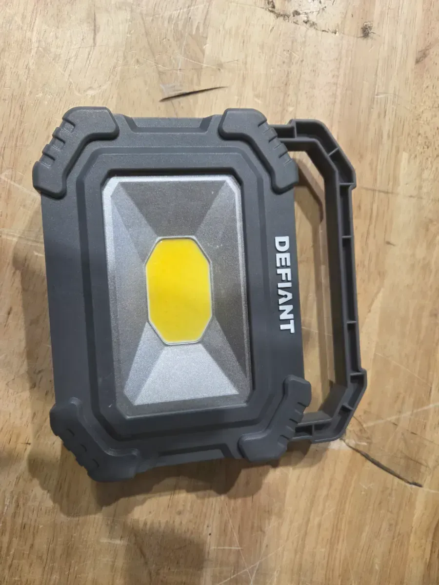 1200 Lumens Magnetic Utility Light - image 2