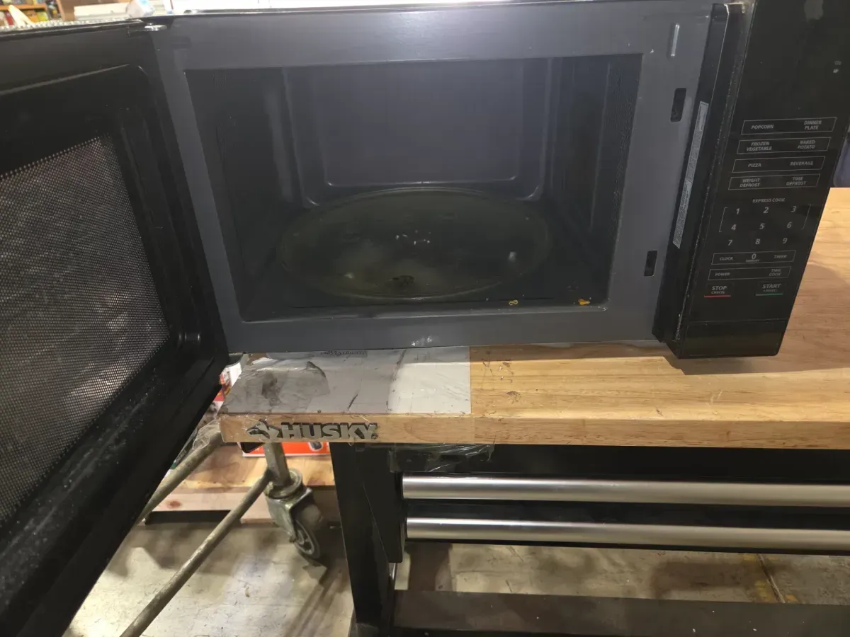 Classic 1.1 cu. ft. 1000-Watt Countertop Microwave Oven, Black Stainless Steel - image 4