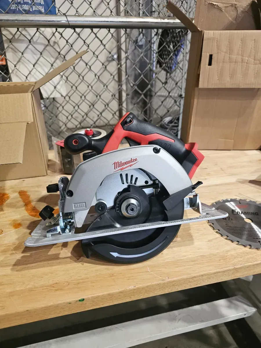 Milwaukee 2630-20 M18 18-Volt Cordless 6-1/2 in. Circular Saw (Tool Only) - image 2