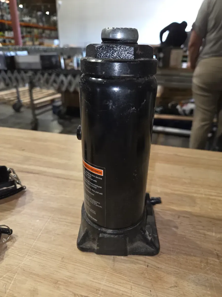 6-Ton Hydraulic Bottle Car Jack - image 2