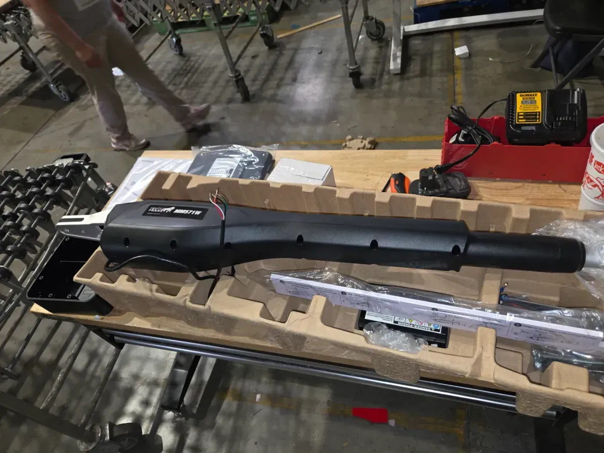 Medium Duty Single Swing Automatic Solar Gate Opener with Solar Panel and 2-Remotes, up to 550 lb., Smart Ready - image 2