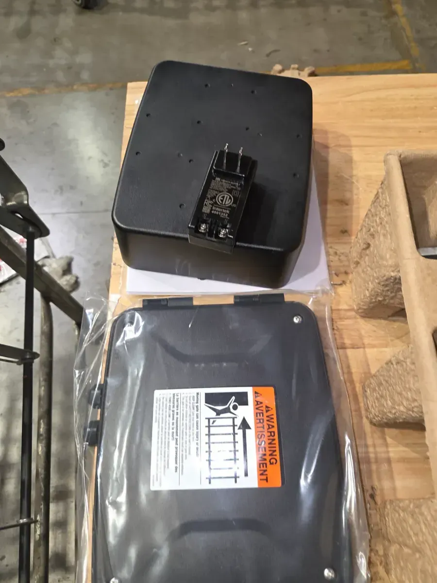 Medium Duty Single Swing Automatic Solar Gate Opener with Solar Panel and 2-Remotes, up to 550 lb., Smart Ready - image 3