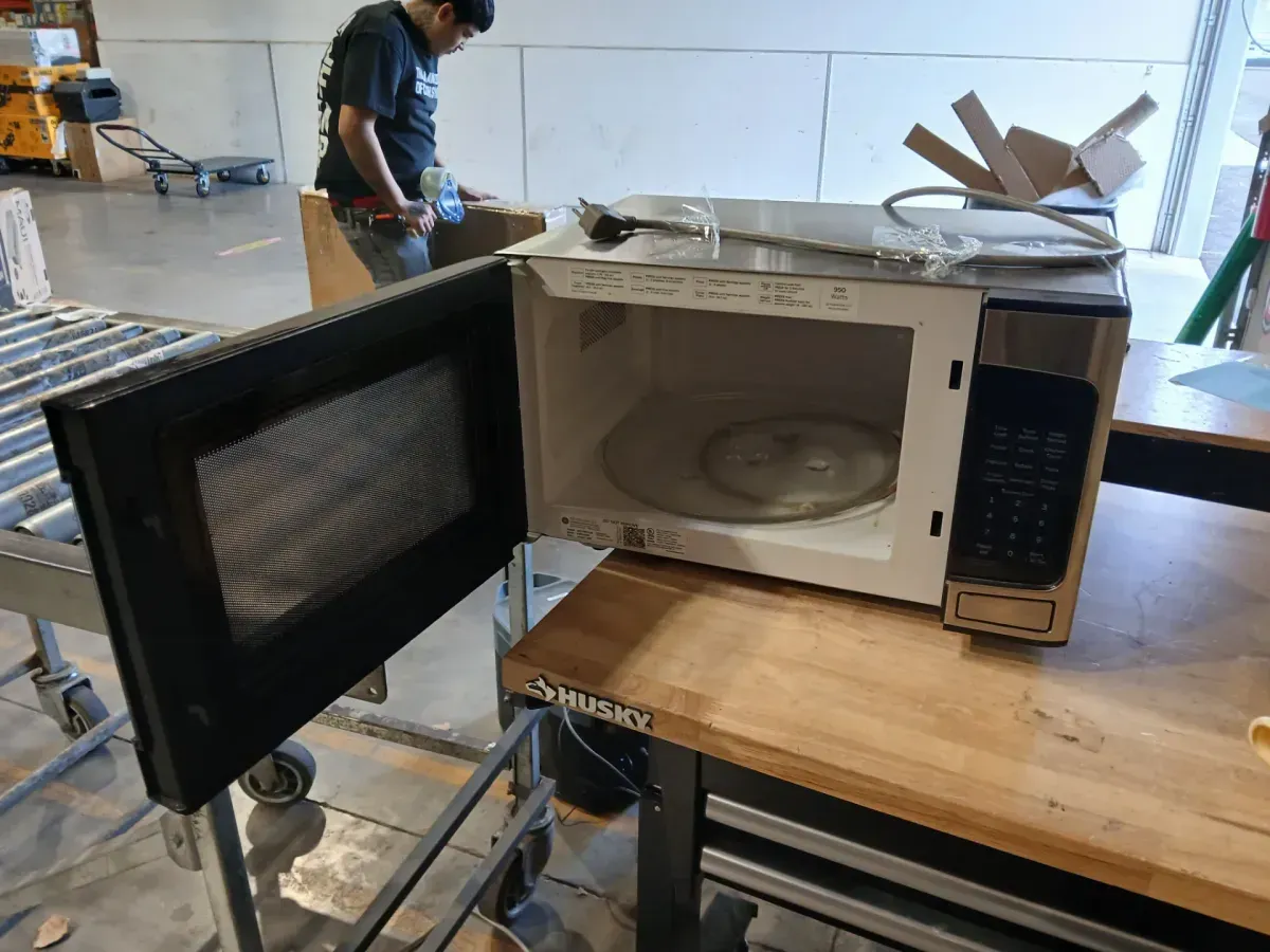 ***Not Working ***1.1 Cu. Ft. Capacity Countertop Microwave Oven - image 1