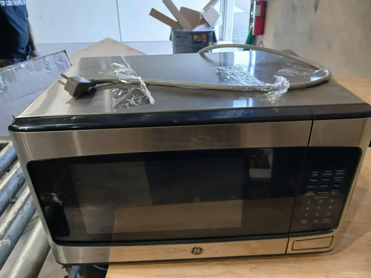 ***Not Working ***1.1 Cu. Ft. Capacity Countertop Microwave Oven - image 2