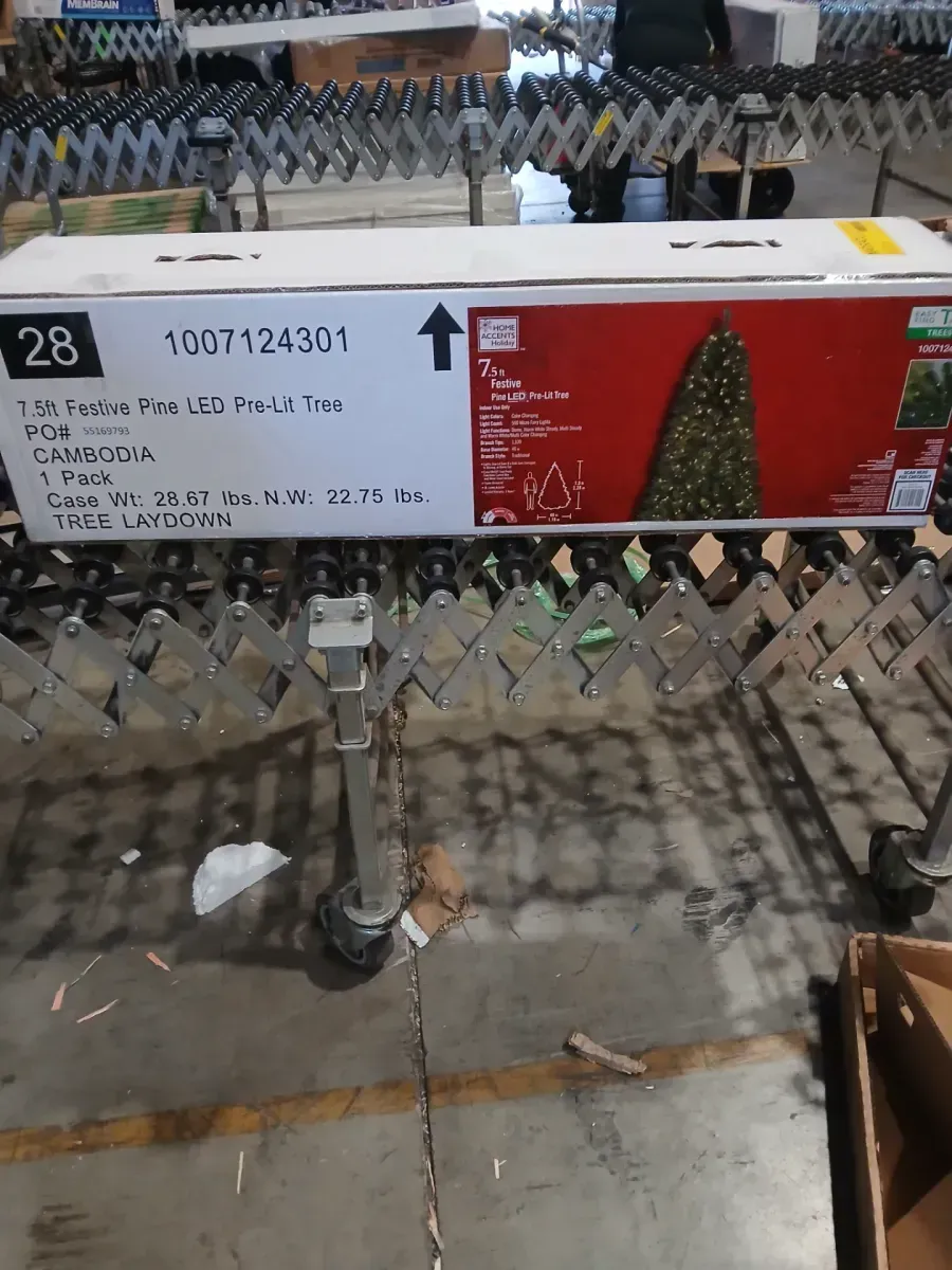 7.5 ft Realistic Hinged Prelit Artificial Christmas Tree with Foot Pedal, 2755 Branch Tips, 600 Warm Lights and Stand - image 2