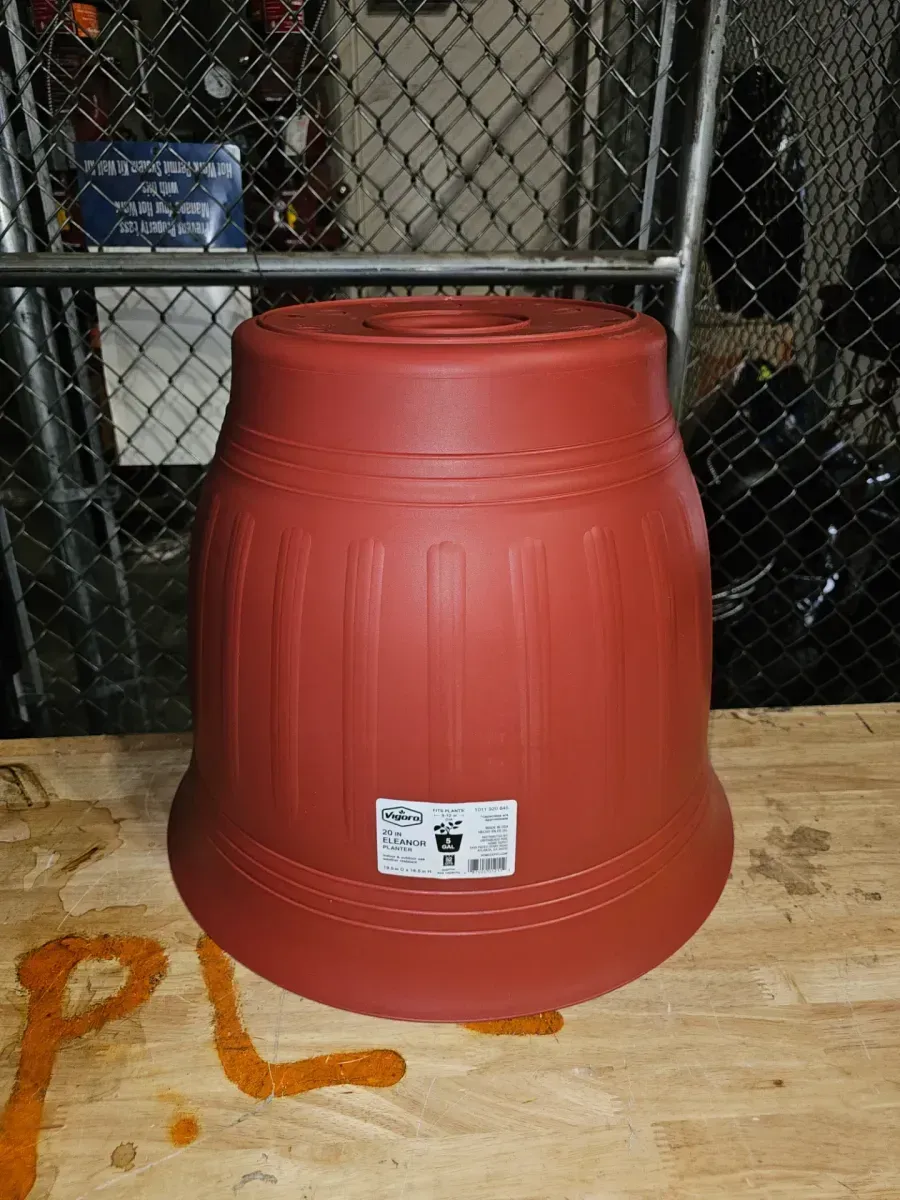 Eleanor Large Burnt Red Plastic Planter (19.5 in. L x 19.5 in. W x 16.5 in. H) - image 2