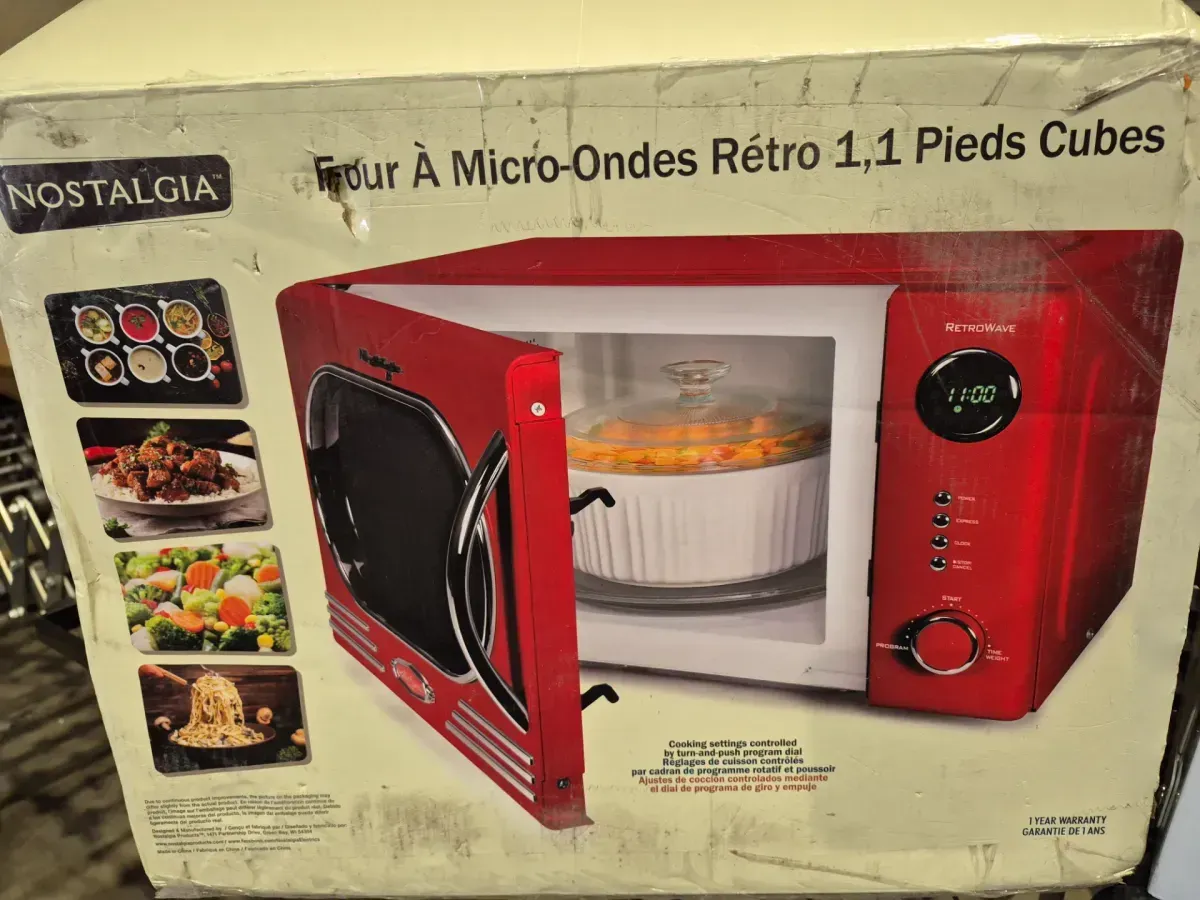 Retro 14.92 in. Wide 1.1 cu. ft. Electric 1000-Watts Microwave Red with Child Safety Lock - image 3
