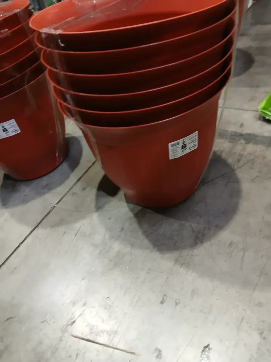 Eleanor Large Burnt Red Plastic Planter (19.5 in. L x 19.5 in. W x 16.5 in. H) - image 2