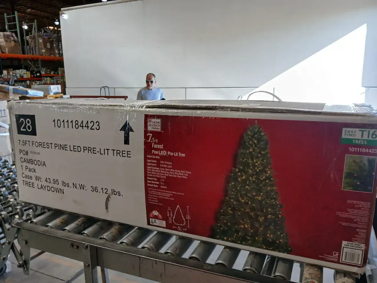 7.5 ft. Pre-Lit Pilchuck Pine Artificial Christmas Tree with LED Lights - image 4